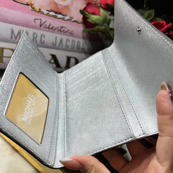 MICHAEL KORS NWOT JET SET TRAVEL SAFFIANO LEATHER LARGE TRIFOLD - Picture 6 of 12